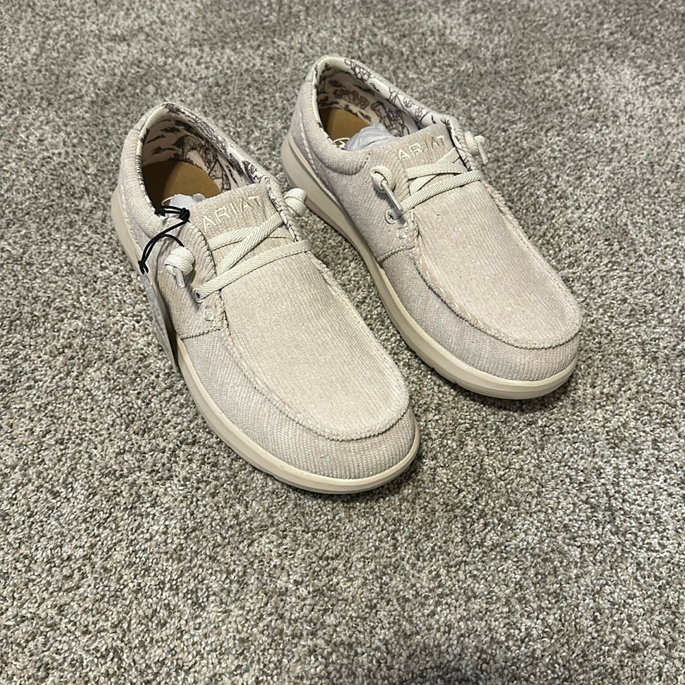 NWT- Ariat Hilo women’s casual shoes (8.5)
